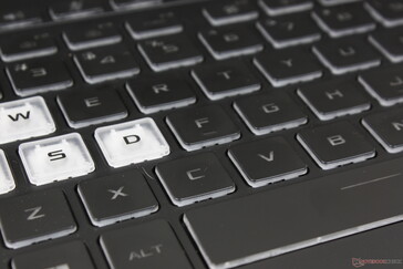 深色的按键字体与黑色的键帽对比不佳