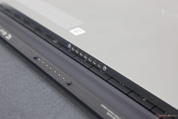 对开式底座上的POGO插销通过磁铁吸附在平板电脑的底部。与Surface Pro 8不同的是，没有用于握笔的保护性凹槽。