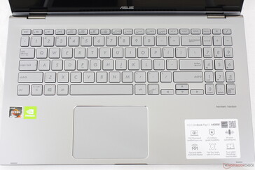 标准的键盘布局，但电源按钮被重新安置在机箱的左侧边缘。