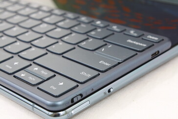 键盘的右边缘有开/关切换开关和USB-C端口，仅用于充电目的