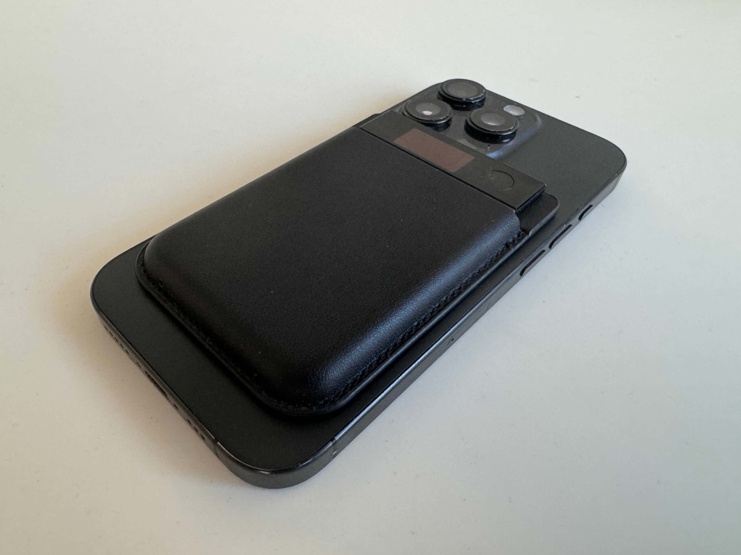 Plaud Note Pro 可以使用附带的磁性保护套固定在 iPhone 上。