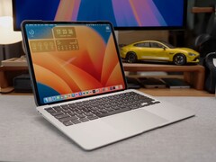 定制的 &quot;iPadBook&quot;，将 M4 iPad Pro 连接到 MacBook Air 底座上，通过 Sidecar 运行 macOS。 （图片来源：舒灿 ShuCanTech via YouTube）