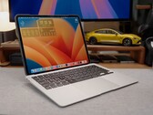 定制的 "iPadBook"，将 M4 iPad Pro 连接到 MacBook Air 底座上，通过 Sidecar 运行 macOS。 （图片来源：舒灿 ShuCanTech via YouTube）