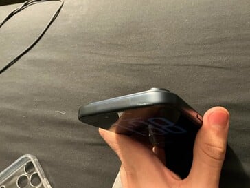 另一部 iPhone 17 Pro 在 Spigen 保护壳中凹陷。(图片来源：u/ChakiWRLD）