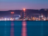 夜晚灯火通明的炼油厂。(图片来源：Selim Şengül via Pexels）