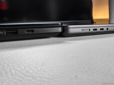ProArt（左）与 MacBook Pro（右）（图片来源：Notebookcheck）