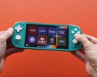 Retroid Pocket G2 掌上游戏机显示仿真菜单，上面有 GameCube、Game Boy、超级任天堂、Wii 和任天堂 Switch 的图标（图片来源：Retro Game Corps via YouTube）