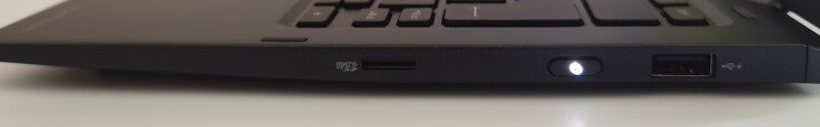 左边：MicroSD读卡器，电源按钮，1个USB-A 3.2 Gen1