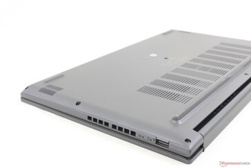 设计缺乏ZenBook系列的铬合金切割处理和深蓝色光泽