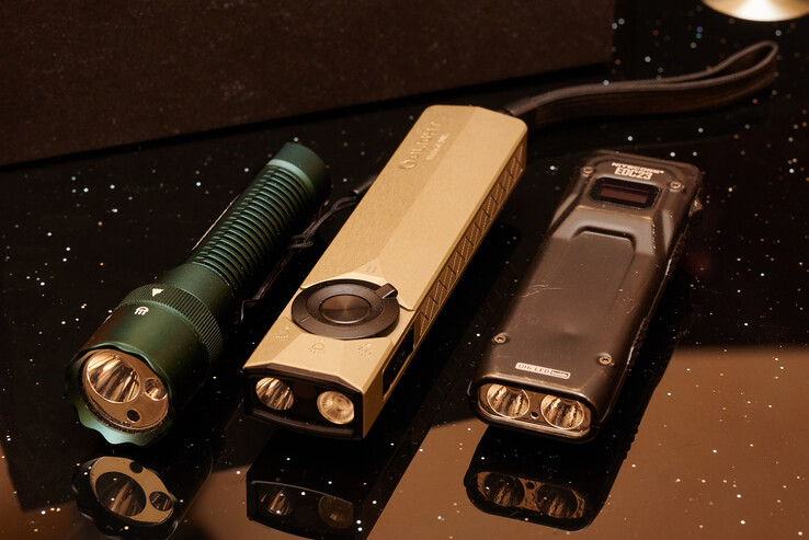 Acebeam 的 K1 具有类似的功能,Nitecore 的 EDC23 也采用了类似的外形。(图片来源:Andreas Sebayang/Notebookcheck.com)