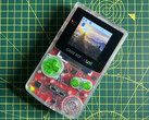 完全组装好的 ReBoy 套件，配有单独提供的Raspberry Pi Zero 和 GameBoy Color 外壳（图片：Kickstarter）。