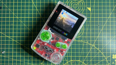 完全组装好的 ReBoy 套件，配有单独提供的Raspberry Pi Zero 和 GameBoy Color 外壳（图片：Kickstarter）。