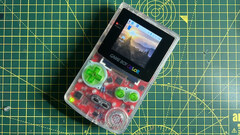 完全组装好的 ReBoy 套件,配有单独提供的Raspberry Pi Zero 和 GameBoy Color 外壳(图片:Kickstarter)。