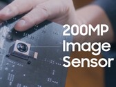 索尼的新 200 MP 可能比Galaxy 25 Ultra 上的 ISOCELL HP2 大 20%。(图片来源：三星）