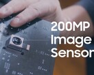 索尼的新 200 MP 可能比Galaxy 25 Ultra 上的 ISOCELL HP2 大 20%。(图片来源：三星）