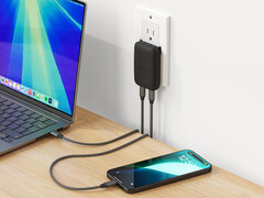 新型 OntheGo GaN 充电器售价 39.99 美元。图：与设备连接的充电砖。(图片来源：Satechi）