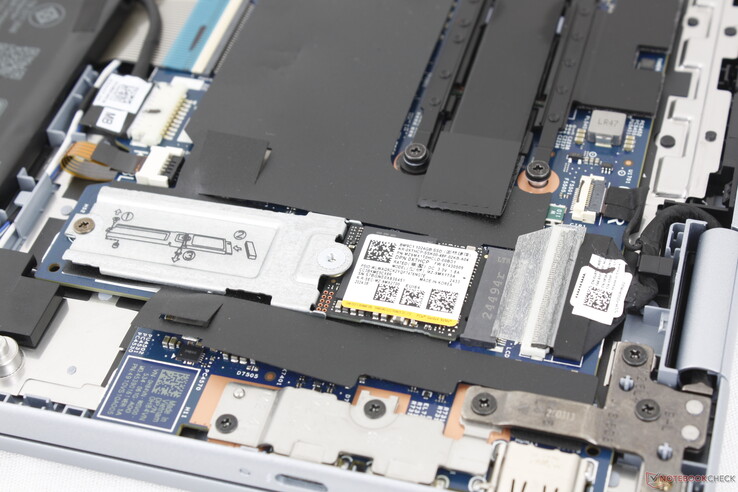 仅支持单个 M.2 PCIe4 x4 NVMe 固态硬盘，长度最长达 80 毫米