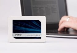 审查中。Crucial MX500 4 TB。测试设备由德国Crucial公司提供。