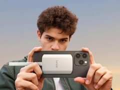 雷克沙 ES5：采用 USB-C 接口的固态硬盘可通过磁力吸附到设备上（图片来源：雷克沙）