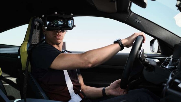 驾驶员在现实驾驶中佩戴低延迟的 Varjo 虚拟现实头盔。(资料来源：宝马）