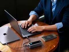 Anker 的 Prime Power Bank（20K，220W）（如图）现已在美国上市。(图片来源：Anker 编辑）