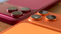 iPhone 18 Pro Max 的塑料模型与 iPhone 17 Pro Max 及配套手机壳并排对比。