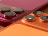 iPhone 18 Pro Max 的塑料模型与 iPhone 17 Pro Max 及配套手机壳并排对比。