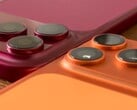 iPhone 18 Pro Max 的塑料模型与 iPhone 17 Pro Max 及配套手机壳并排对比。