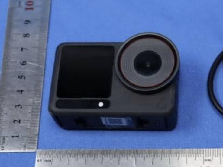今年早些时候的大疆 Osmo Action 6 原型机。(图片来源：FCC）