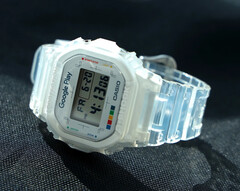 卡西欧 G-Shock x Google Play 合作款（如图）采用半透明树脂表壳和表带。(图片来源：Google Play）