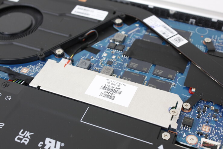 M.2 PCIe 3 2280固态硬盘由一块铝板保护。没有内部二级存储选项