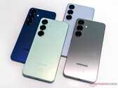 Galaxy S25（如图）的继任者据说将提供更大的 4,300 毫安时电池，但与小米 16 和其他产品相比，这一电池容量并不算大。(图片来源：Notebookcheck）