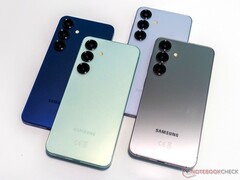 Galaxy S25（如图）的继任者据说将提供更大的 4,300 毫安时电池，但与小米 16 和其他产品相比，这一电池容量并不算大。(图片来源：Notebookcheck）