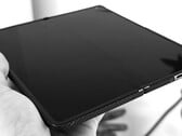 在折痕控制方面，三星的Galaxy Z Fold 8 Duo 表现很可能与OPPO Find N6（如图所示）不相上下。