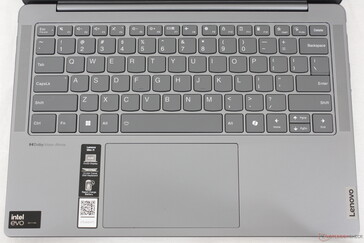 标准 QWERTY 键盘布局，配备全新的副驾驶新功能