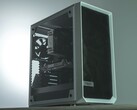 白色 PC 机箱，侧面板和网状正面显示内部组件和冷却风扇。(图片来源：Anthony Roberts / Unsplash）