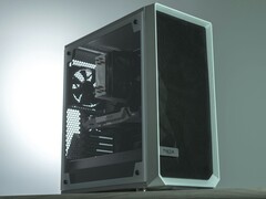 白色 PC 机箱，侧面板和网状正面显示内部组件和冷却风扇。(图片来源：Anthony Roberts / Unsplash）