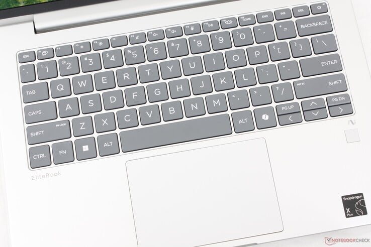 键盘背光可选。按键尺寸为 11.7 x 8 厘米，大小适中。