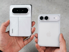 华为 Pura X Max 旁边的 iPhone Ultra/Fold 假人。