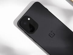 OnePlus 15R 已确认背面配备 5000 万像素主摄像头。图：手机背面。(图片来源：瘦子说）