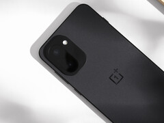 OnePlus 15R 已确认背面配备 5000 万像素主摄像头。图:手机背面。(图片来源:瘦子说)