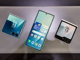 最新的三星可折叠手机，从左到右折叠： Galaxy Z Flip7、Fold7 和 Flip7 FE（图片来源：Notebookcheck）