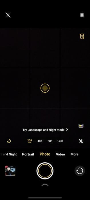 如果以黄色高亮显示,则表示 200 毫米至 1600 毫米焦距的远摄变焦模式处于激活状态。