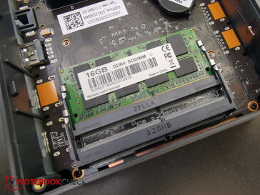 2 个 RAM 插槽，其中只有 1 个被占用