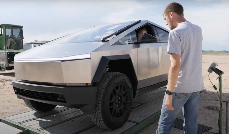 特斯拉的重量约为 7,000 磅，远低于 RAM Cummins。