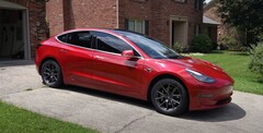 Andy Slye 的 Model 3（全轮驱动，长续航里程）六年来已行驶超过 15 万英里。(图片来源：Andy Slye via YouTube）
