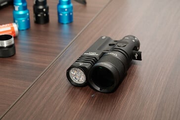 USB-C 接口由一个坚固的金属盖保护着。