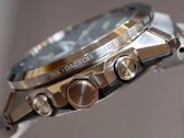 卡西欧G-Shock GST-W1000系列手表的侧视图，展示了其不锈钢表壳、按钮、表冠、一体式表链以及表圈上镌刻的城市名称。