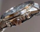 卡西欧G-Shock GST-W1000系列手表的侧视图,展示了其不锈钢表壳、按钮、表冠、一体式表链以及表圈上镌刻的城市名称。