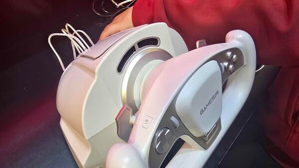 GameSir Turbo Drive 有一个风扇，可以根据你在赛车游戏中的速度向你的脸上吹风。(图片来源：r/kemkuro）